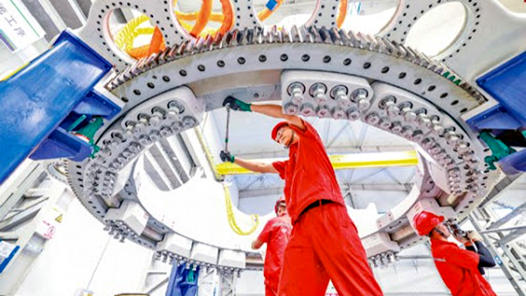 奮進強國路 闊步新征程丨自立自強，挺起中國工人脊梁