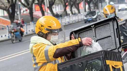 麗水青田縣總工會(huì)“小哥請(qǐng)進(jìn)碼”破解“進(jìn)門難”