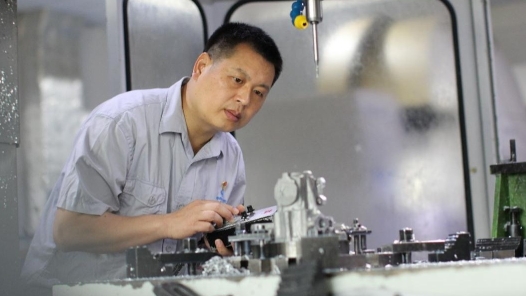 中國夢·大國工匠篇 | “工業(yè)庖丁”鄧元山：三十余年磨礪向新而行