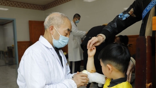 輝煌75載 與共和國(guó)同成長(zhǎng)的勞動(dòng)模范 | 陳懷炯：以仁者之心踐行醫(yī)者使命