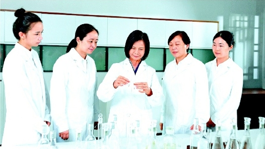 輝煌75載 與共和國(guó)同成長(zhǎng)的勞動(dòng)模范｜范國(guó)瓊：用舌尖書寫芳華