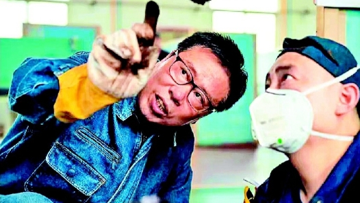 輝煌75載 與共和國(guó)同成長(zhǎng)的勞動(dòng)模范 | 孔建偉：焊花飛舞 淬煉精彩人生