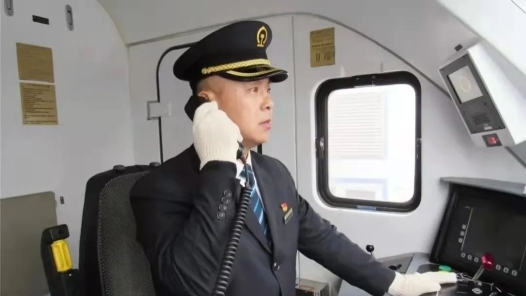 輝煌75載 與共和國(guó)同成長(zhǎng)的勞動(dòng)模范丨李國(guó)慶：飛馳列車的幸福堅(jiān)守