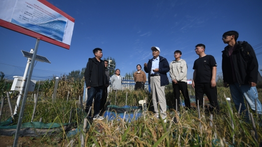 輝煌75載 與共和國(guó)同成長(zhǎng)的勞動(dòng)模范｜田軍倉(cāng)：把節(jié)水灌溉科研文章寫在大地上