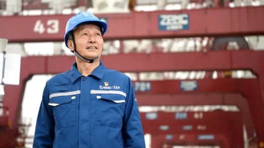 輝煌75載 與共和國(guó)同成長(zhǎng)的勞動(dòng)模范 | 許振超：從碼頭工人到“人民工匠”