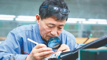 輝煌75載 與共和國(guó)同成長(zhǎng)的勞動(dòng)模范 | 王南石：40余年練就“微米級(jí)手感”