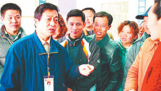 輝煌75載 與共和國(guó)同成長(zhǎng)的勞動(dòng)模范 | 張?jiān)迫哼B心橋上的貼心人