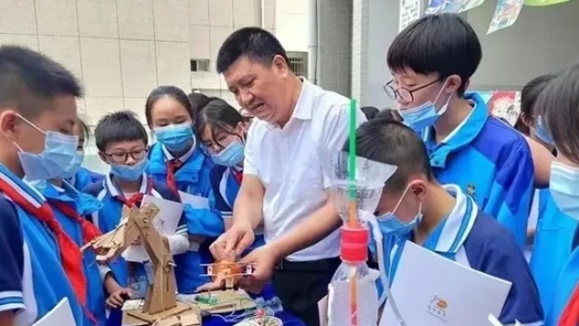 輝煌75載 與共和國(guó)同成長(zhǎng)的勞動(dòng)模范 | 徐平：初心不改育桃李