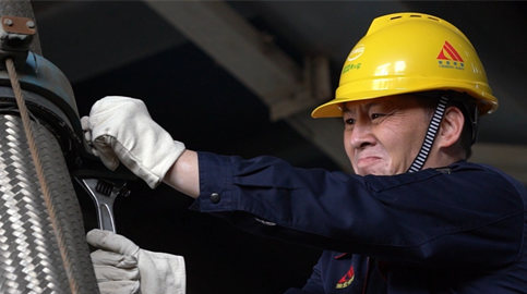 輝煌75載 與共和國(guó)同成長(zhǎng)的勞動(dòng)模范 | 徐成東：“艾薩”鉛冶煉技術(shù)第一人