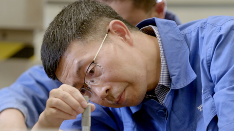 輝煌75載 與共和國(guó)同成長(zhǎng)的勞動(dòng)模范 | 子建華：為“中國(guó)速度”造引擎的數(shù)控大神