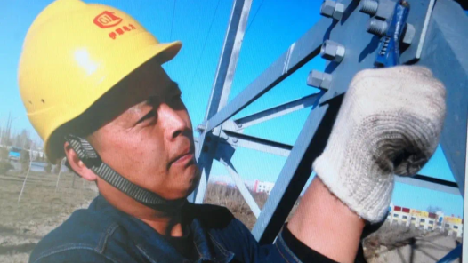 輝煌75載 與共和國(guó)同成長(zhǎng)的勞動(dòng)模范丨輸電線上堅(jiān)守35年的“老黃?！? title=