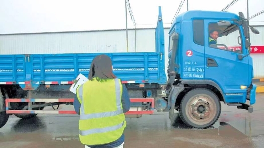四川廣漢市總工會(huì)讓貨車司機(jī)隨時(shí)隨地“碼”上入會(huì)