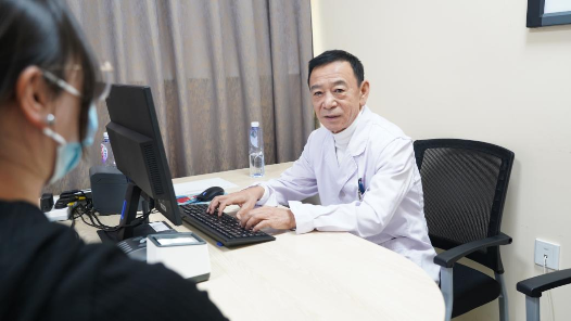 輝煌75載 與共和國(guó)同成長(zhǎng)的勞動(dòng)模范 | “白衣戰(zhàn)士”林國(guó)英：肝膽相照 “醫(yī)”路前行