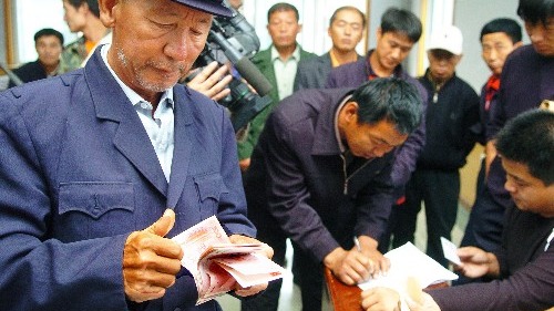 青島市總工會助外來務工者討薪，“跑”出工會維權加速度