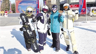 2025年全國職工冰雪運動挑戰(zhàn)賽在吉林省開幕 最暖“南團”快樂參賽擁抱冰雪