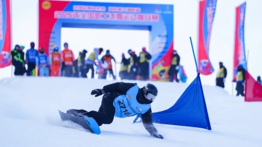全國職工冰雪運動挑戰(zhàn)賽高山滑雪（大回轉(zhuǎn)）比賽現(xiàn)場超燃！