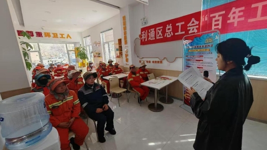 寧夏吳忠利通區(qū)環(huán)衛(wèi)工人收到“法治禮包”