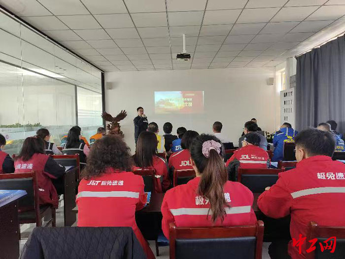 錫林郭勒盟工會(huì)開(kāi)展“新就業(yè)形態(tài)勞動(dòng)者學(xué)國(guó)家安全、守國(guó)家安全、送國(guó)家安全”活動(dòng)。拍攝者：張嘉玉