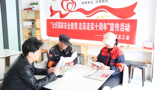 內(nèi)蒙古太仆寺旗總工會開展全民國家安全教育宣傳活動