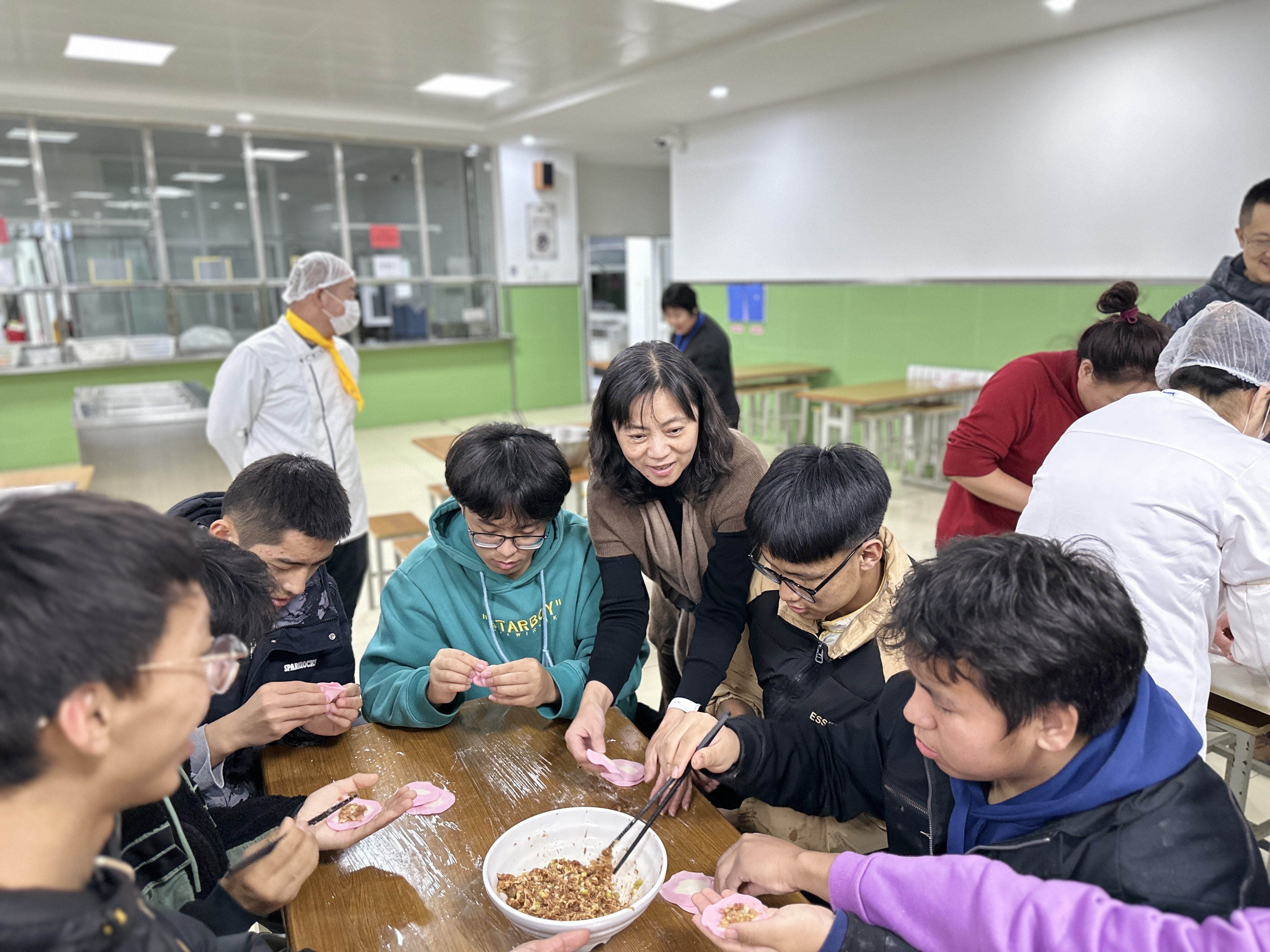 王京紅校長同西藏學子除夕包餃子 王京紅校長同西藏學子除夕包餃子