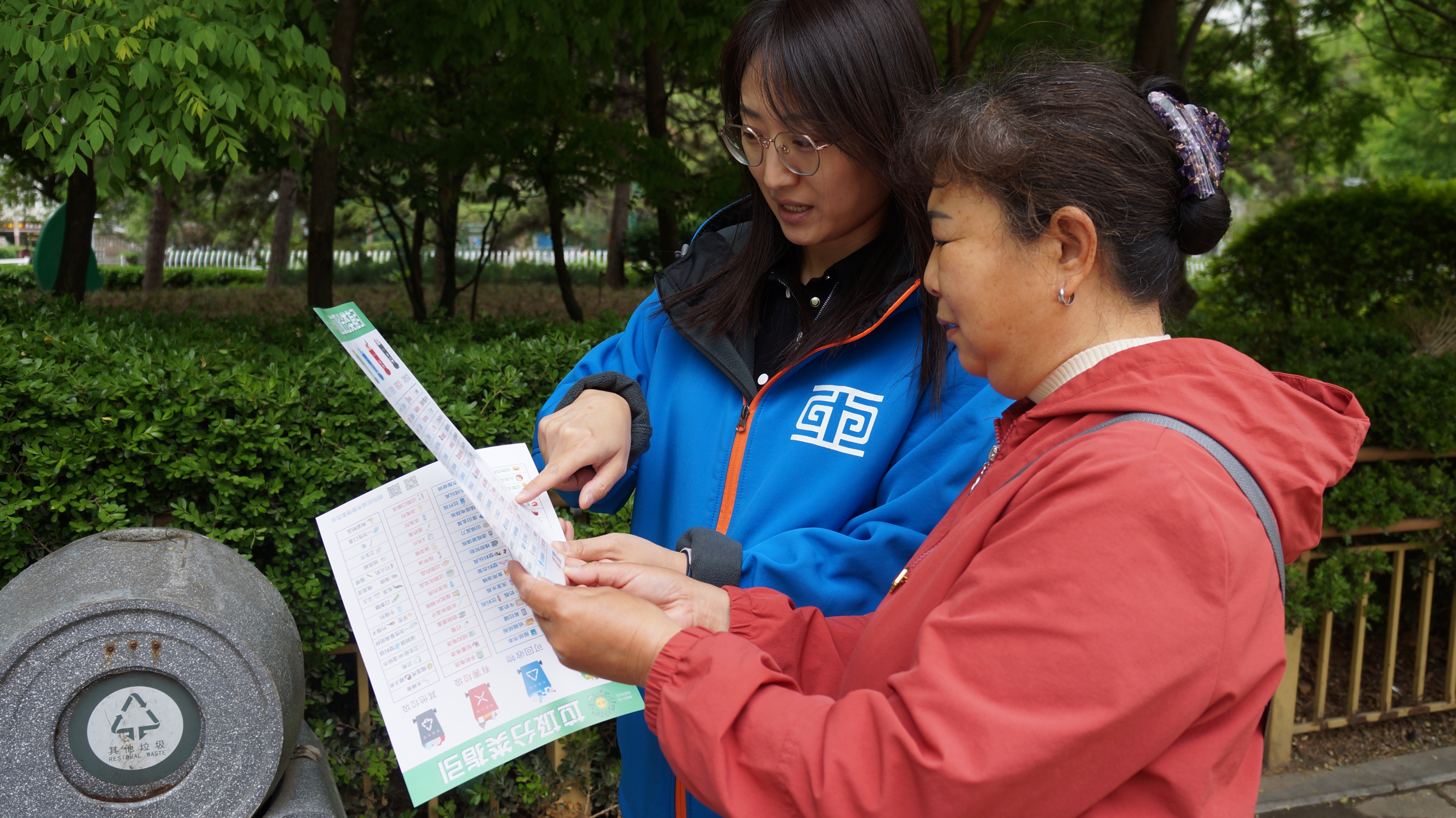 王媛媛(左)指導(dǎo)網(wǎng)格員做好垃圾分類動(dòng)員工作 王媛媛(左)指導(dǎo)網(wǎng)格員做好垃圾分類動(dòng)員工作