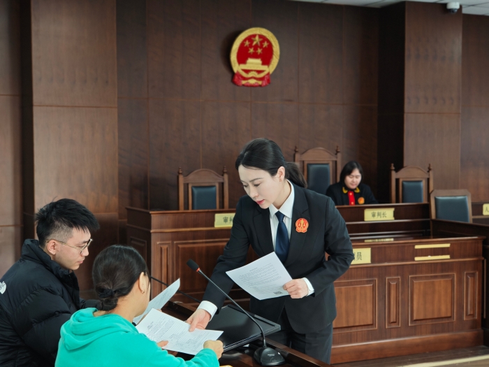 2.劉歡同志正在請當事人檢查庭審記錄