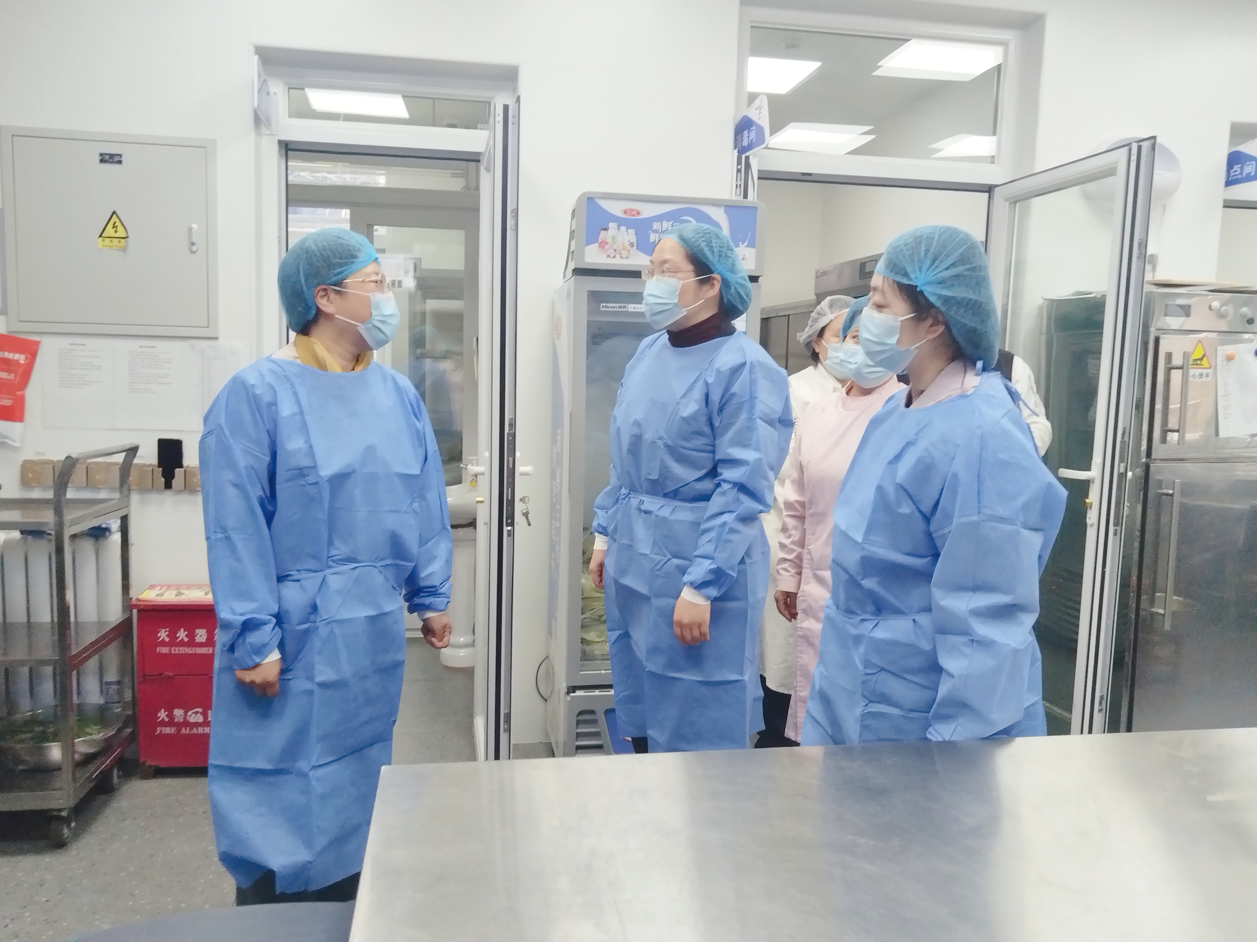 2025年3月15日，朝富公司紀(jì)委副書記、紀(jì)檢監(jiān)察室主任張國靜（位置：左一）到下屬朝莘幼兒園慧忠園食堂監(jiān)督檢查“校園餐”安全工作