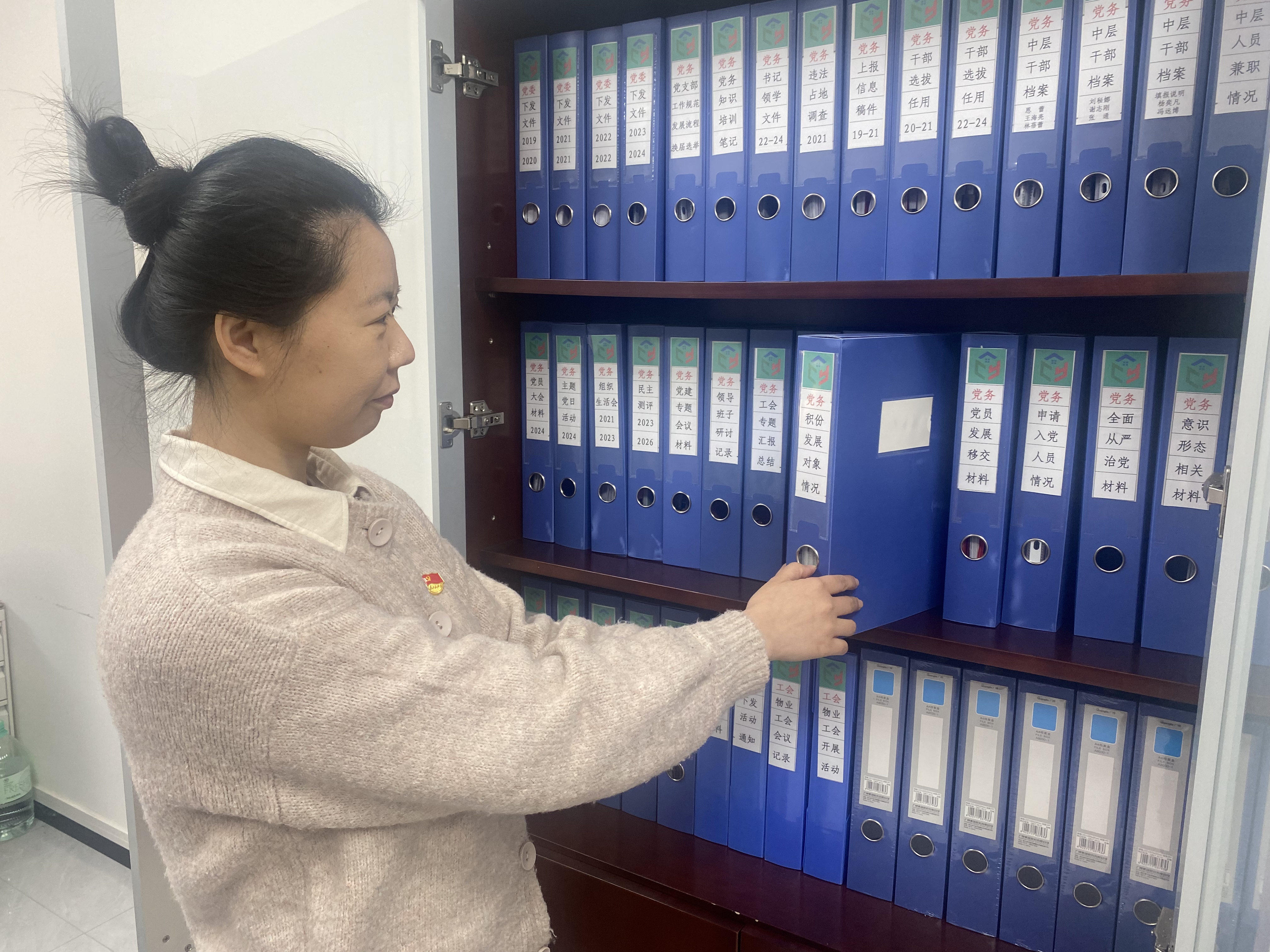 林蓓蕾同志工作照-整理黨務(wù)檔案