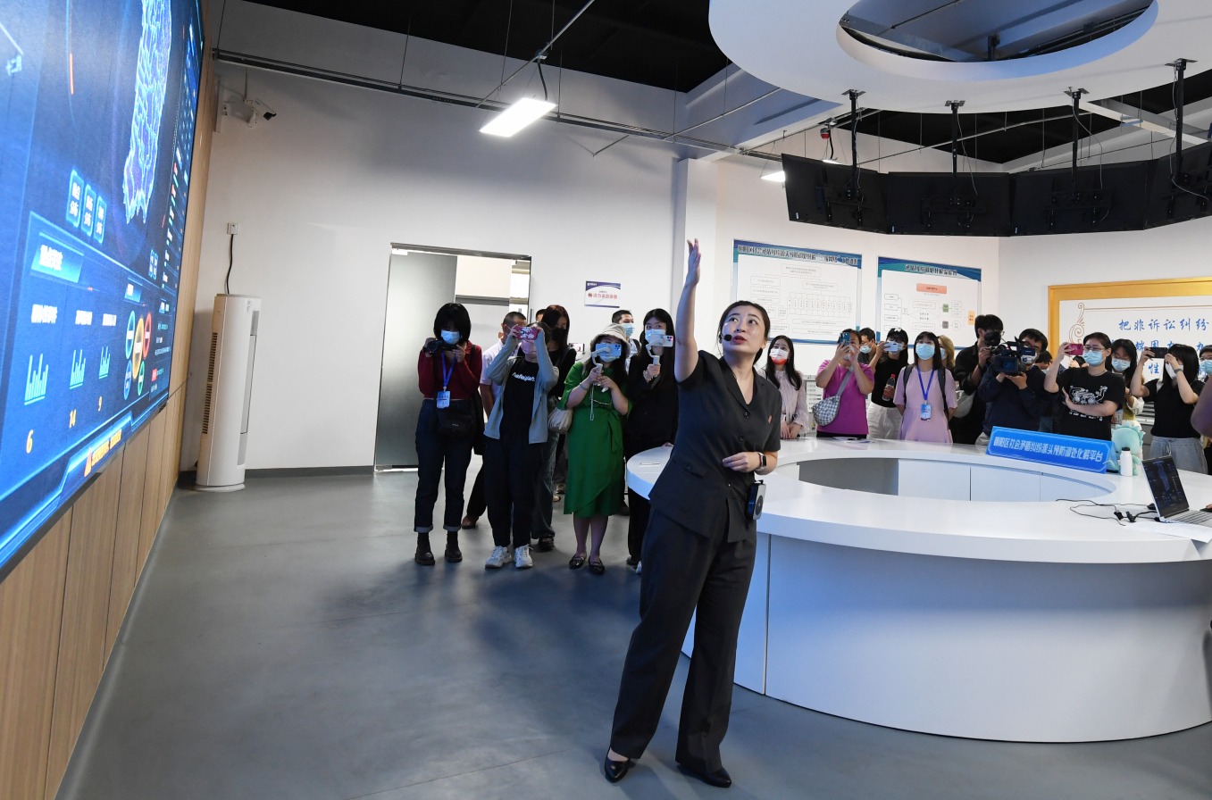 2.李瓏同志正在介紹矛調(diào)平臺(tái)運(yùn)行狀態(tài)