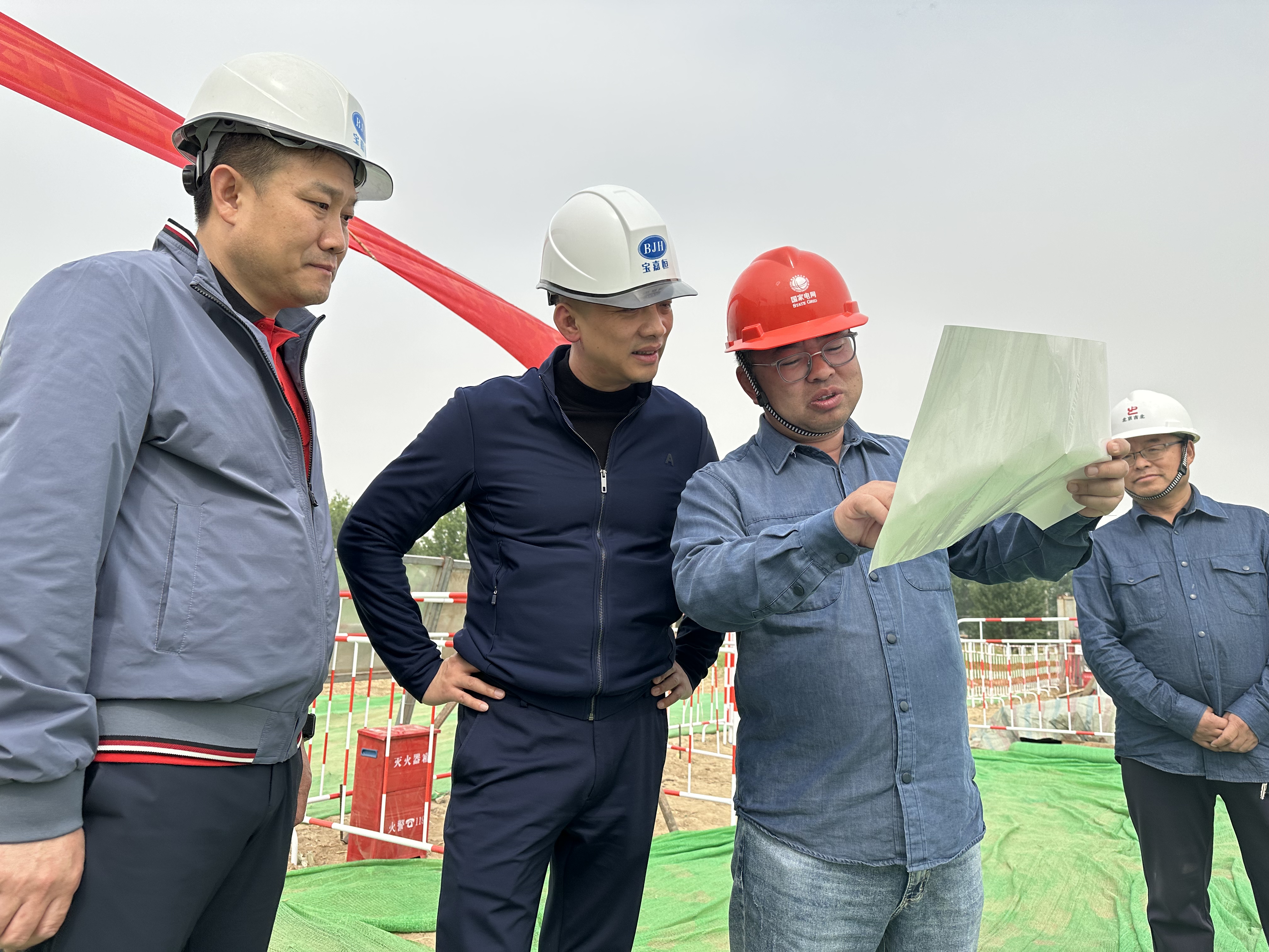 敖治效同志工作照-調研幺家店項目 左二 敖治效同志工作照-調研幺家店項目 左二