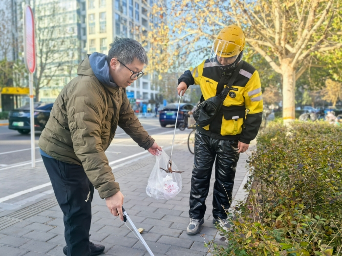 與新就業(yè)群體進行環(huán)境大掃除