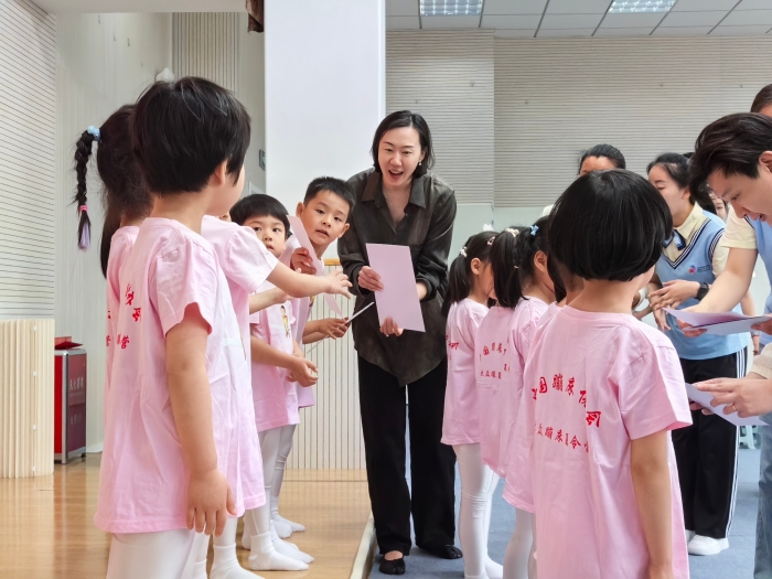 邱潔穎同志為通級的體操幼兒頒發(fā)證書