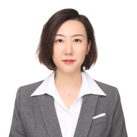 邱潔穎白底大頭照