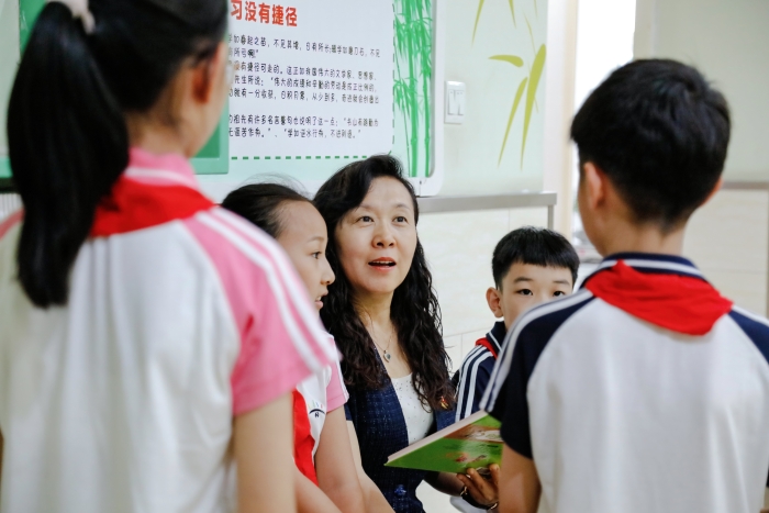 張冬云校長參加2與孩子們交流