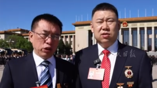 這一刻，師徒傳承具象化了……