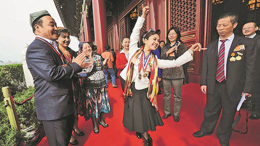 光榮屬于勞動(dòng)者 幸福屬于勞動(dòng)者