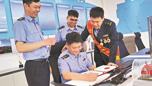 奮斗成就夢(mèng)想 勞動(dòng)鑄就輝煌