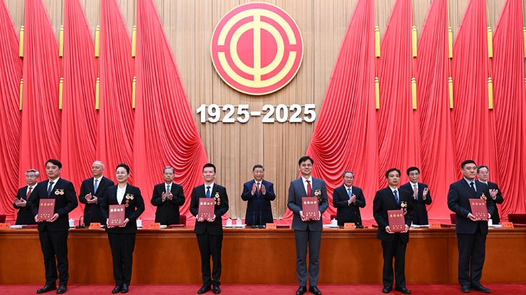 習(xí)近平等黨和國(guó)家領(lǐng)導(dǎo)人為全國(guó)勞動(dòng)模范和先進(jìn)工作者代表頒發(fā)榮譽(yù)證書