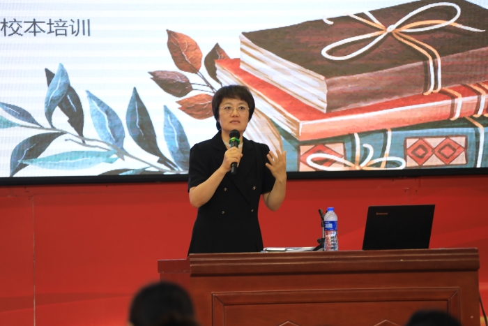 張麗榮 2025年1月面向全體教師做校本培訓(xùn)