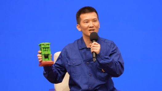 操控萬噸 “巨無霸”的全國勞模 亮相記者見面會