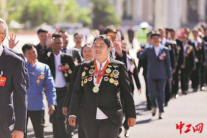 2960536_tpzz_1745909330669_b 2960536_tpzz_1745909330669_b