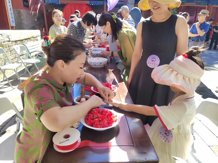 2024年七夕節(jié)，賈娟同志在北京民俗博物館“我們的節(jié)日”七夕節(jié)活動現場，為小觀眾染指甲