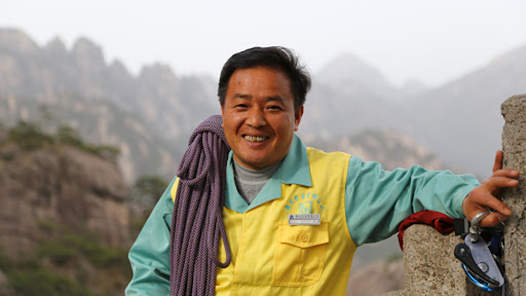 勞動(dòng)者之歌丨“會(huì)飛檐走壁的放繩工”