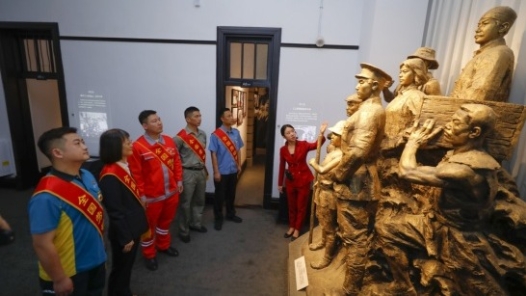 湖北省市工會(huì)聯(lián)合推出“時(shí)光列車”和“勞模號(hào)”地鐵專列