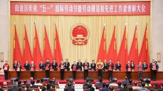 寧夏回族自治區(qū)召開慶?！拔逡弧眹?guó)際勞動(dòng)節(jié)暨勞動(dòng)模范和先進(jìn)工作者表彰大會(huì)