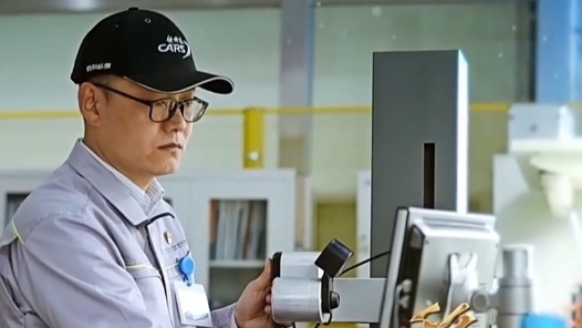 大國工匠·向新而行丨頭發(fā)絲直徑十六分之一 他在毫厘間精準(zhǔn)打磨動車零件