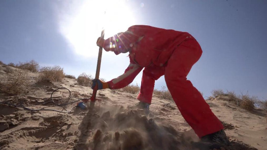 兩會新華社快訊：政府工作報告提出，落實(shí)職工帶薪錯峰休假制度