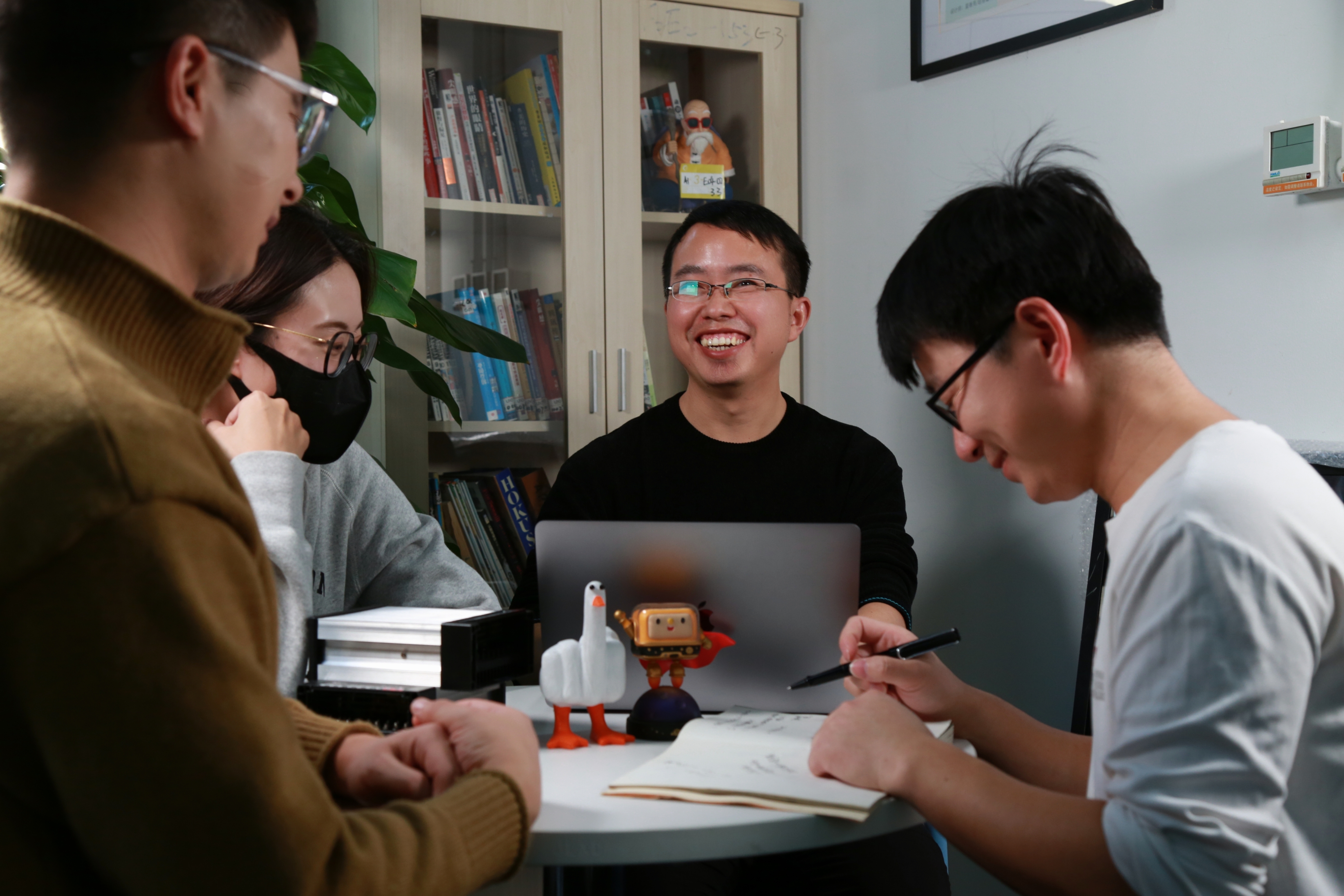 彭飛-附件照片1：工作室成員討論技術(shù)方案