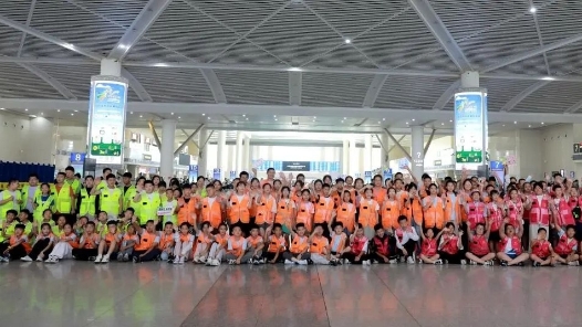 內(nèi)蒙古首批職工子女啟程赴京參加工會夏令營