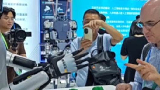 溫柔抓豆腐、優(yōu)雅打太極……人形機器人“文武雙全”驚艷鏈博會！